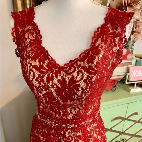 ๐HOST PICK โจโค๏ธ Red Lace Gown - Picture 2 of 3